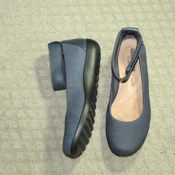 Clarks Women's 8M Navy Blue Round Toe Leather Flats with Ankle Strap - Picture 1 of 6